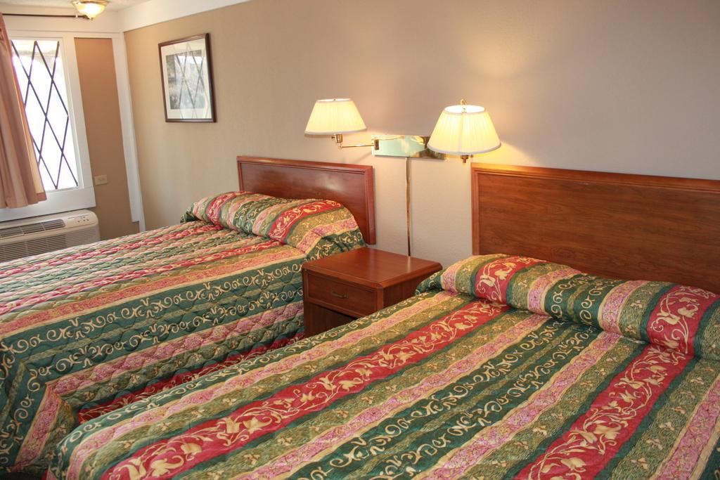 Knights Inn Indianapolis Room photo