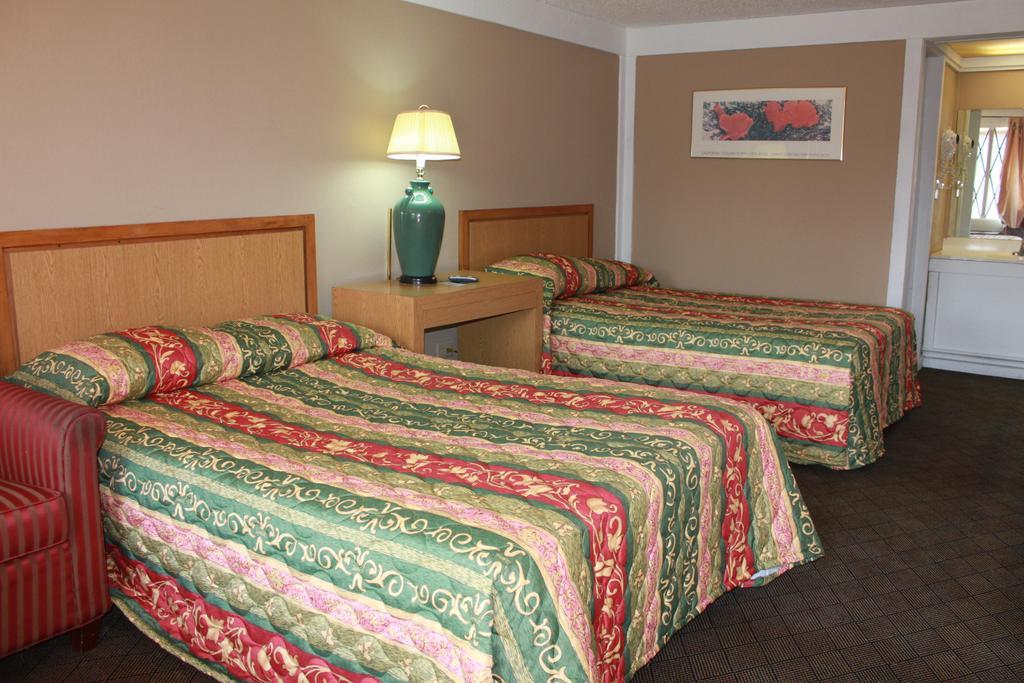 Knights Inn Indianapolis Room photo