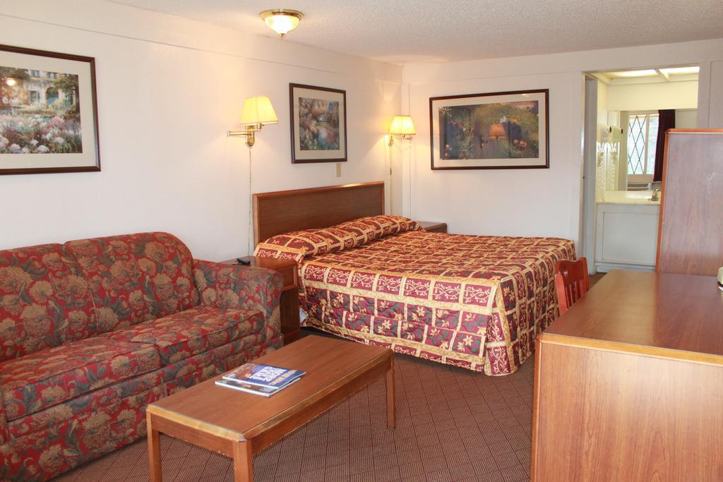 Knights Inn Indianapolis Room photo