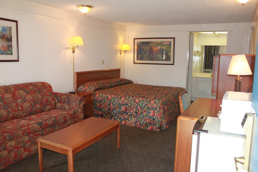Knights Inn Indianapolis Room photo